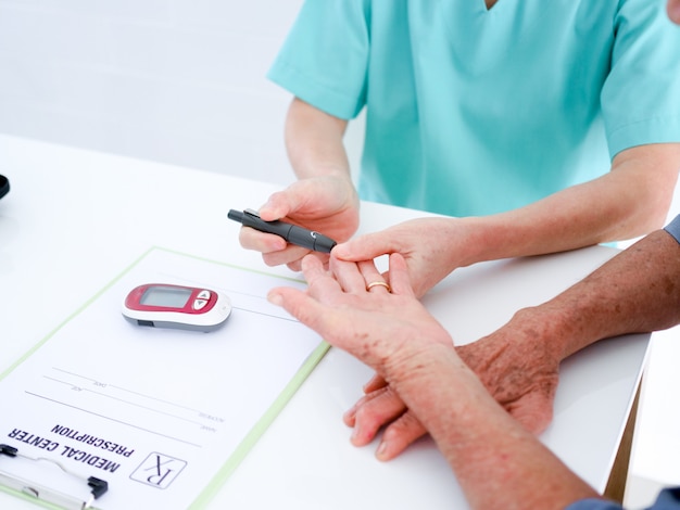 Mulher idosa com testes de sangue no hospital.