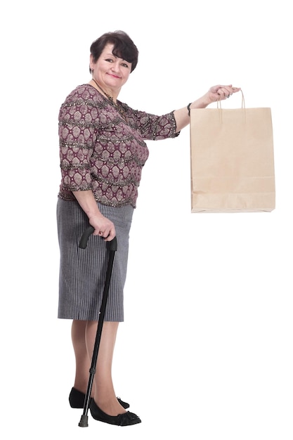 Mulher idosa com uma bengala e sacolas de compras