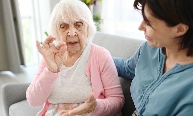 Mulher idosa compartilha história de vida com a neta como um conceito de comunicação geracional