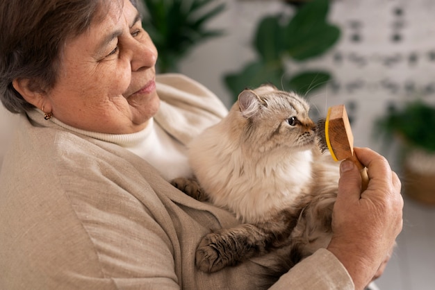 Mulher idosa de tiro médio com gato