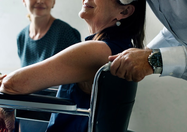 Foto mulher idosa em uma cadeira de rodas