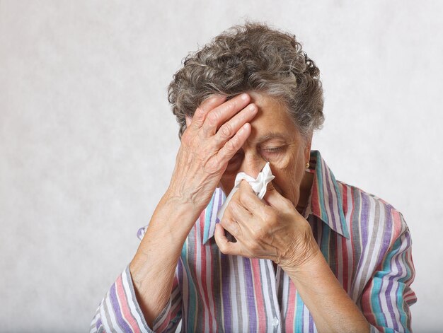 Mulher idosa entre 70 e 80 anos com resfriado