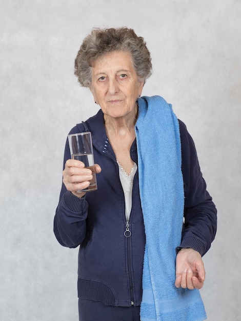 Mulher idosa entre 70 e 80 anos fazendo alguma atividade física