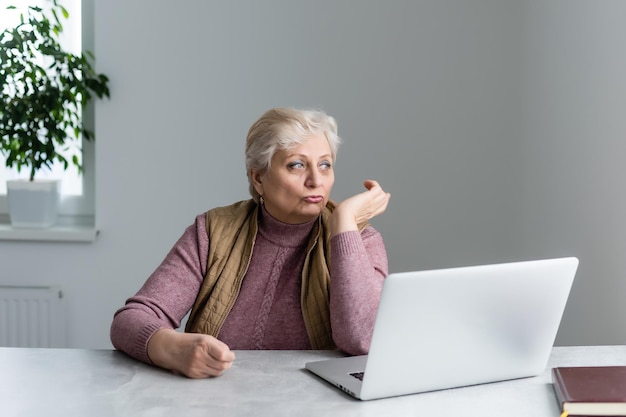 mulher idosa escreve um vídeo para um blog.