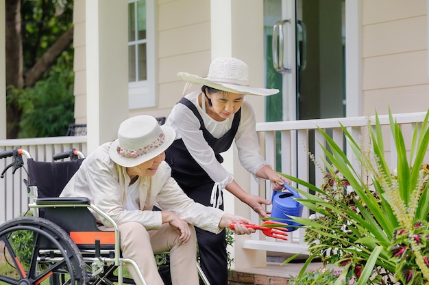 Mulher idosa fazendo jardinagem no quintal com a filha