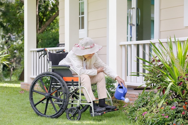 Mulher idosa fazendo jardinagem no quintal