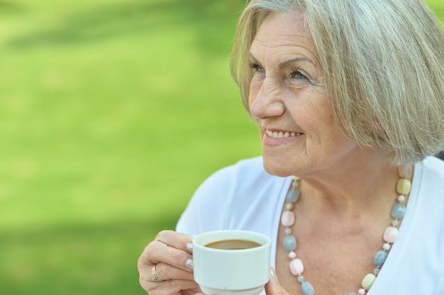 Mulher idosa feliz com uma xícara de café