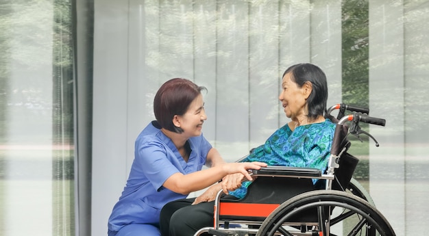 Mulher idosa feliz conversando com cuidador