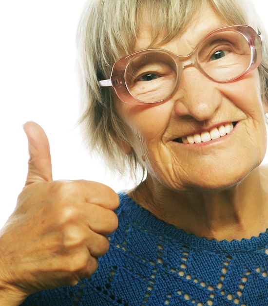 Foto mulher idosa feliz mostrando sinal de ok em um fundo branco