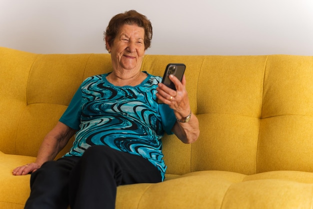 Mulher idosa feliz usando smartphone