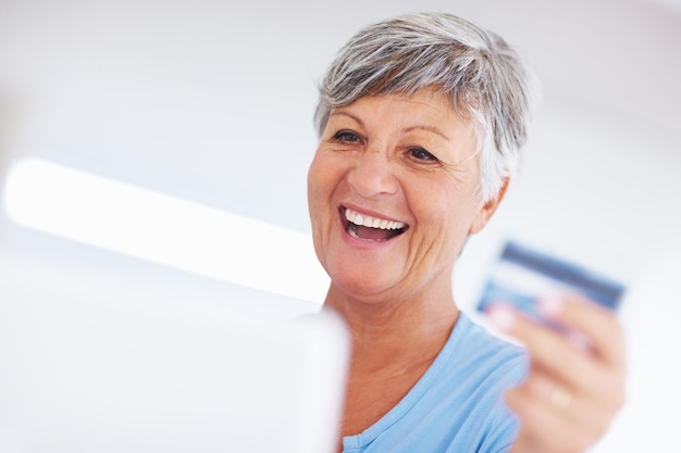 Mulher idosa laptop e cartão de crédito para impostos em contas domésticas e on-line para investimento financeiro Transação de pessoa feminina e internet banking para pagamento poupança de aposentadoria e checkout de ordem