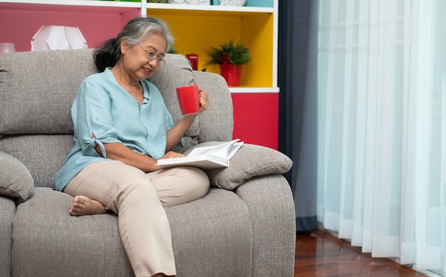 Mulher idosa lendo livro, aproveite e relaxe fique sozinha em casa Aproveitando a aposentadoria