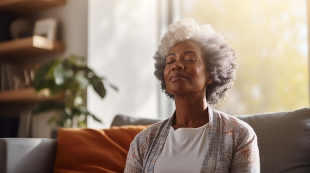 Mulher idosa madura pratica meditação guiada para problemas de saúde mental e paz