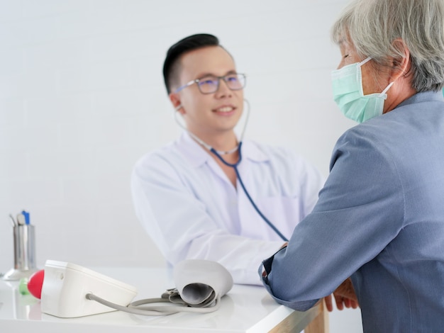 Mulher idosa no hospital com o médico.