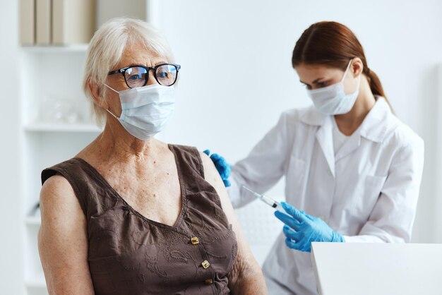 Foto mulher idosa paciente no hospital para vacinações proteção da imunidade foto de alta qualidade