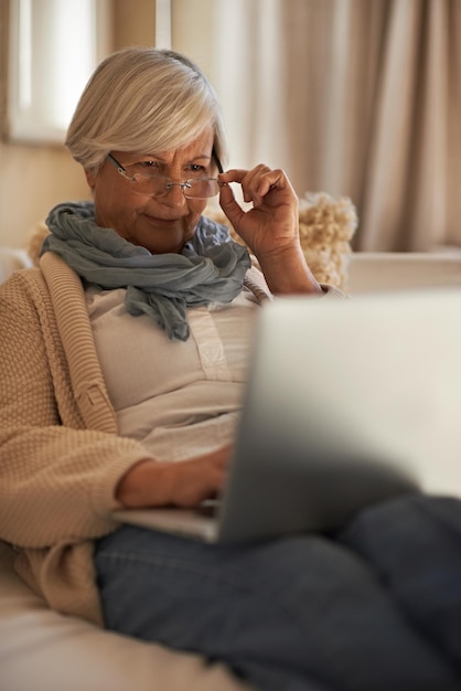 Foto mulher idosa portátil e internet para site em casa planejamento de aposentadoria e óculos para leitura pessoa idosa feminina on-line e networking ou navegar no blog relax e pensão para investimento