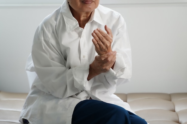 Foto mulher idosa que sofre de dor de artrite reumatóide