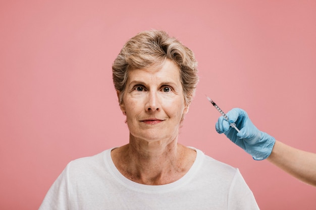 Mulher idosa recebendo uma injeção de botox