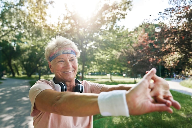 Foto mulher idosa se exercitando no parque no verão