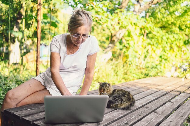 Mulher idosa trabalhando em um laptop