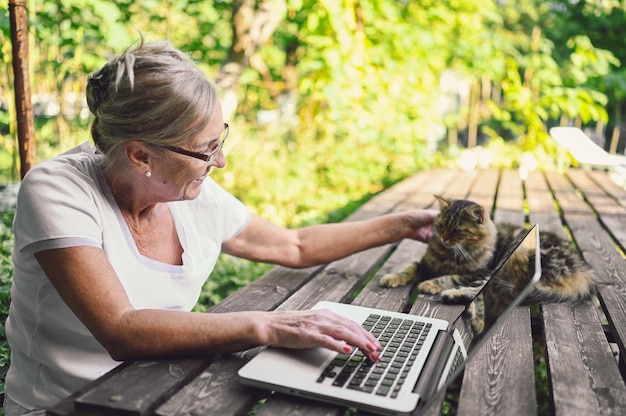 Mulher idosa trabalhando em um laptop