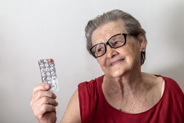 Mulher idosa triste por ficar sem medicamento