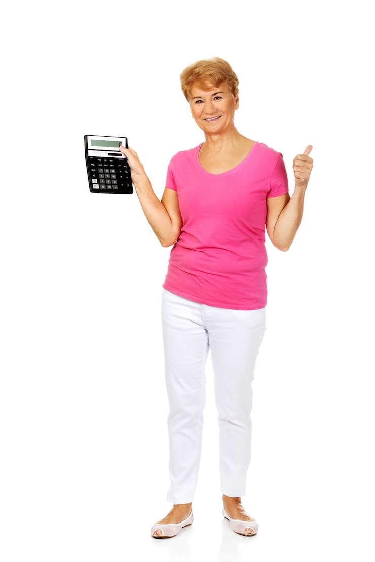 Foto mulher idosa usando calculadora contra fundo branco