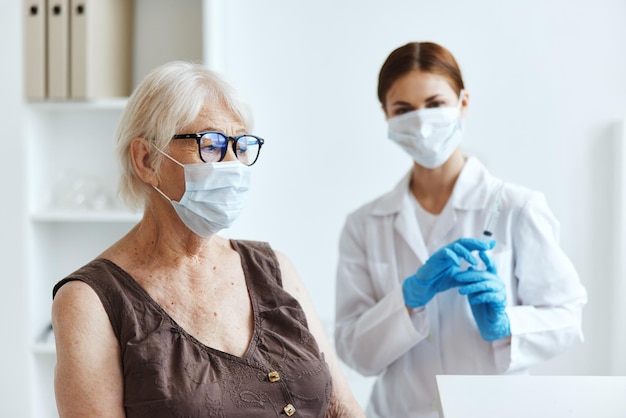 Foto mulher idosa usando máscara médica no hospital para proteção de imunidade por vacinação