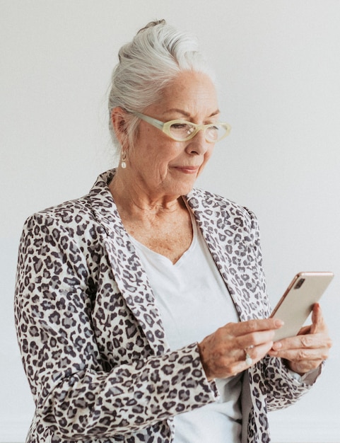 Mulher idosa usando um smartphone