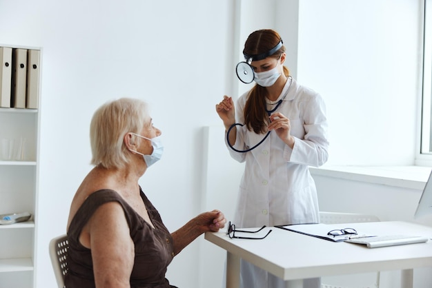 mulher idosa usando uma máscara médica no médico diagnóstico de saúde foto de alta qualidade