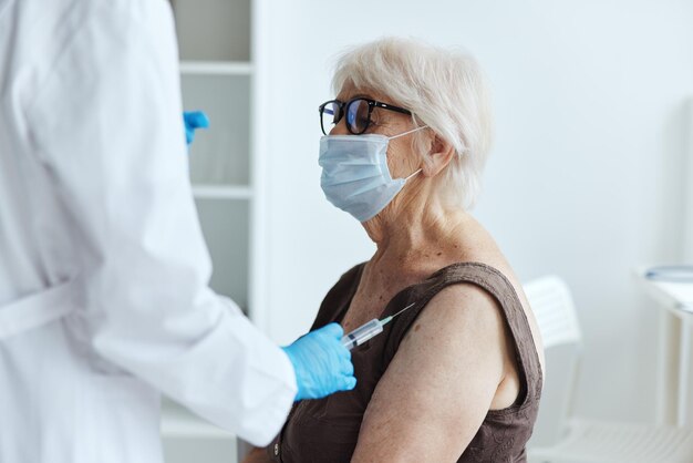 Foto mulher idosa vacina passaporte tratamento hospitalar foto de alta qualidade