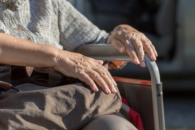 Foto mulher idosa viaja com cadeira de rodas
