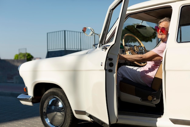 Foto mulher idosa viajando de carro