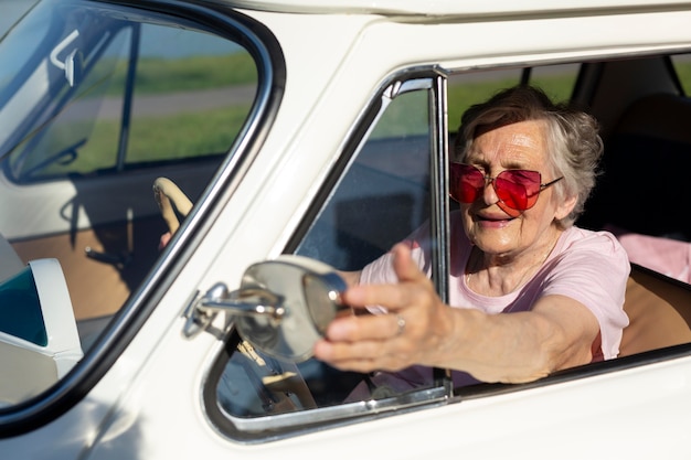 Mulher idosa viajando de carro