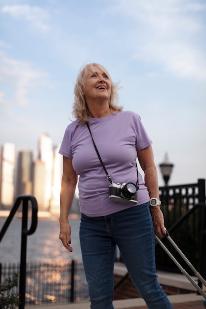 Foto mulher idosa viajando pelo mundo