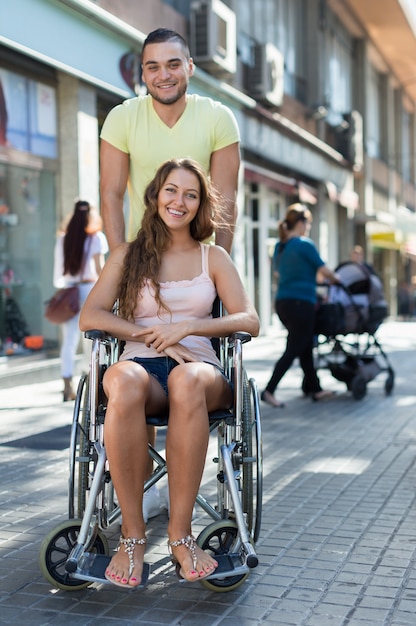Foto mulher incapacitada em cadeira de rodas