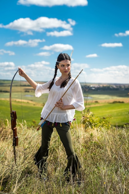 Mulher índia nativa americana fictícia com um arco e flechas. estilo de vida