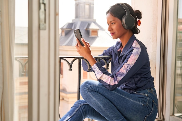 Mulher indiana amante da música cura lista de reprodução no telefone