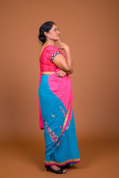Foto mulher indiana bonita e madura vestindo roupas tradicionais indianas sari