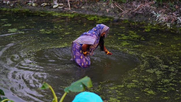 Foto mulher indiana de pé no rio siwan bihar índia 28 de fevereiro de 2024