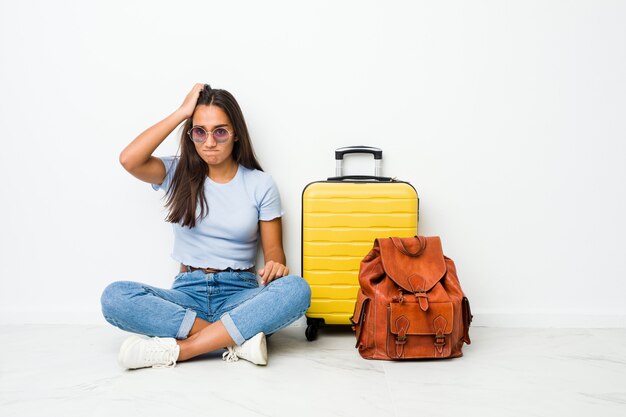 Mulher indiana de raça mista jovem pronta para ir viajar chocada, lembrou-se de uma reunião importante.