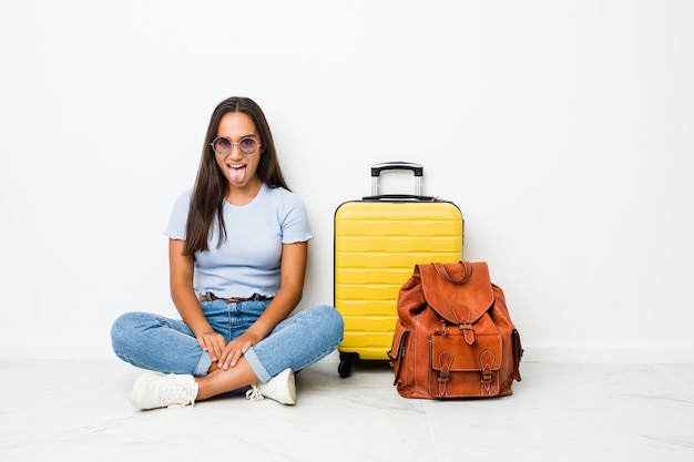 Mulher indiana de raça mista jovem pronta para ir viajar engraçado e amigável saindo da língua.