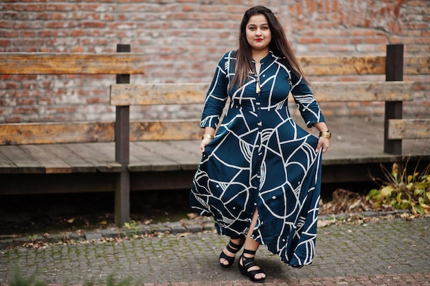 Mulher indiana morena em vestido longo elegante posou ao ar livre