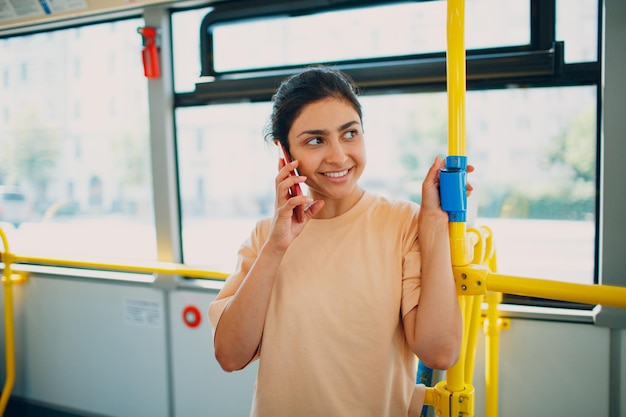 Mulher indiana passeio de ônibus ou bonde de transporte público