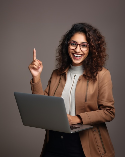 Mulher indiana sorrindo em óculos segurando laptop