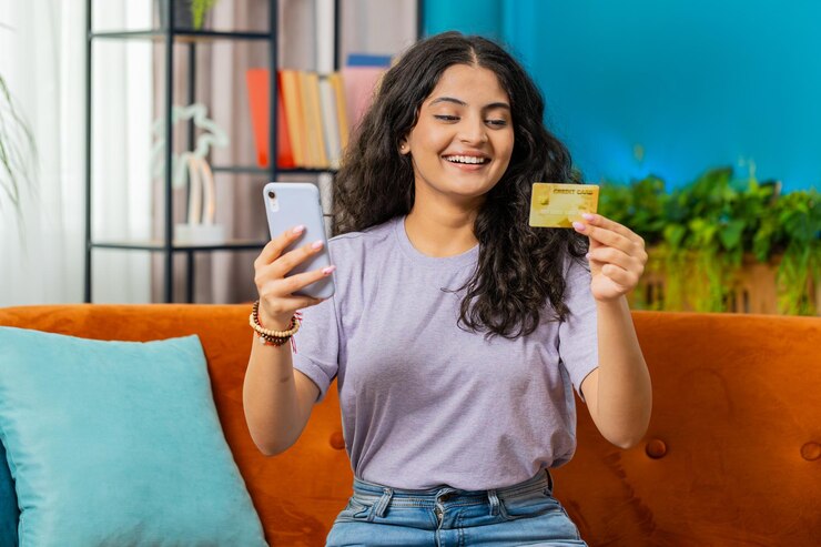 Foto mulher indiana usando cartão de crédito, smartphone, transferência de dinheiro, compras online