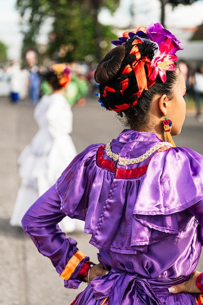 Mulher indígena em roupas tradicionais folclore hondurenho e conceito de vida diária