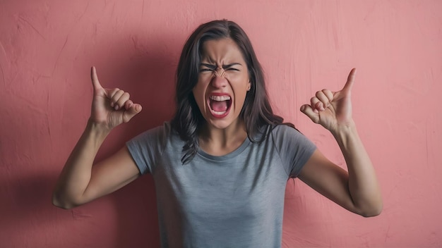 Mulher indignada grita de raiva, faz gestos de raiva, perde a paciência, está irritada com algo, odeia.