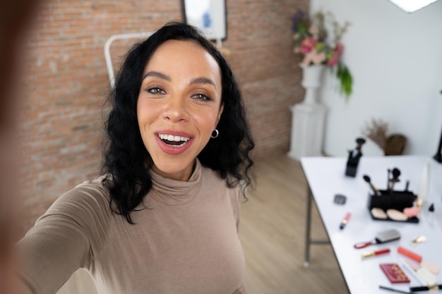 Foto mulher influenciadora filmagem em direto streaming vlog vídeo revisão maquiagem crucial social