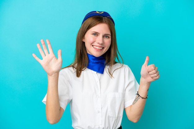 Mulher inglesa aeromoça isolada em fundo azul contando seis com os dedos